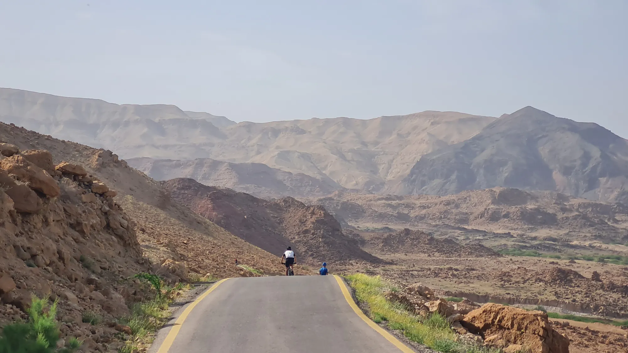 Winding descent towards the Dead Sea between rocks and mountains