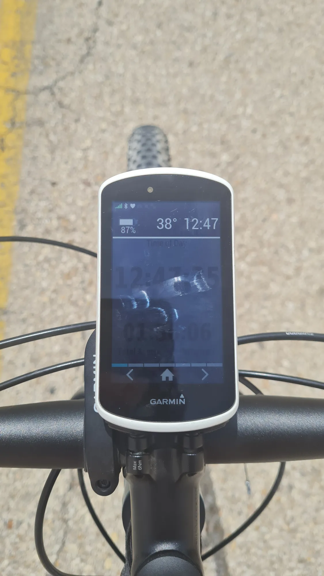 Garmin on the handlebar showing the heat at the Dead Sea