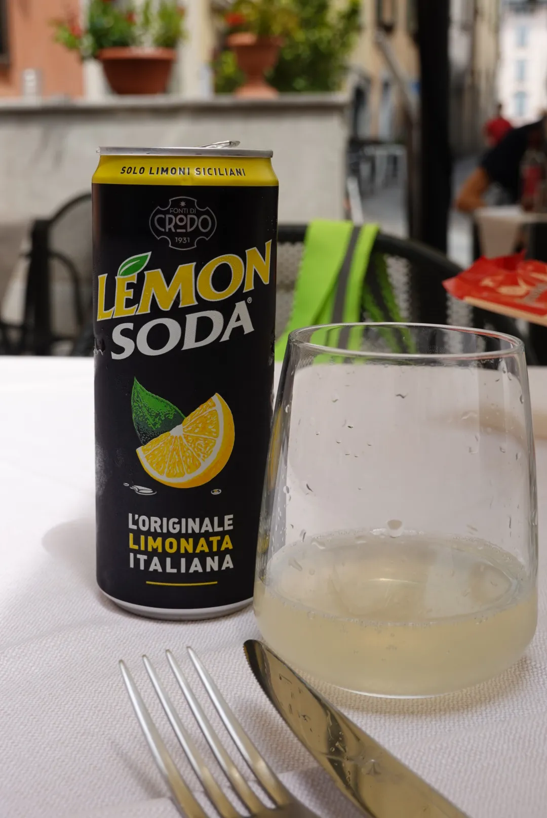 A can of Lemonsoda and a glass on the lunch table