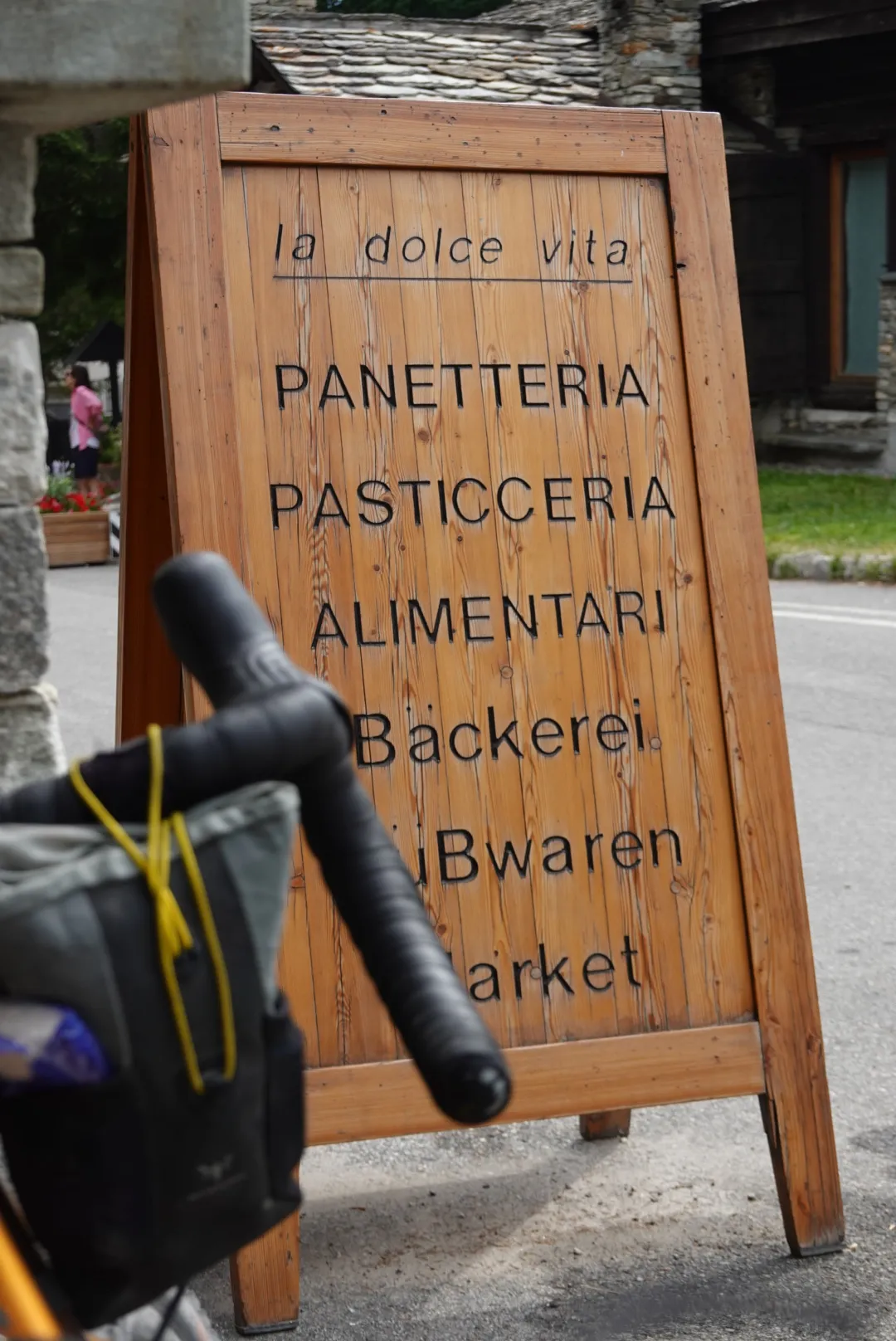 Sign "la dolce vita – Panetteria, Pasticceria, Alimentari" next to the handlebars