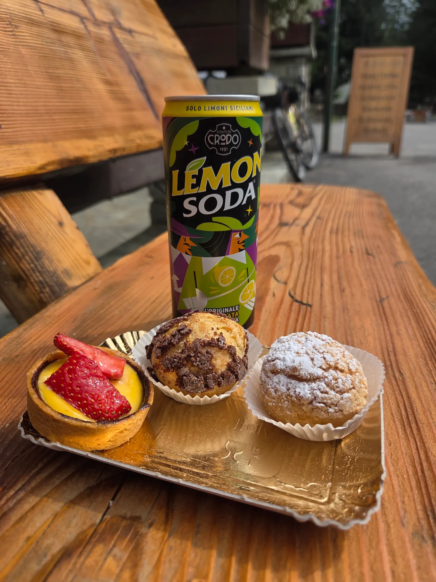 Lemonsoda and sweet pastries on a wooden table