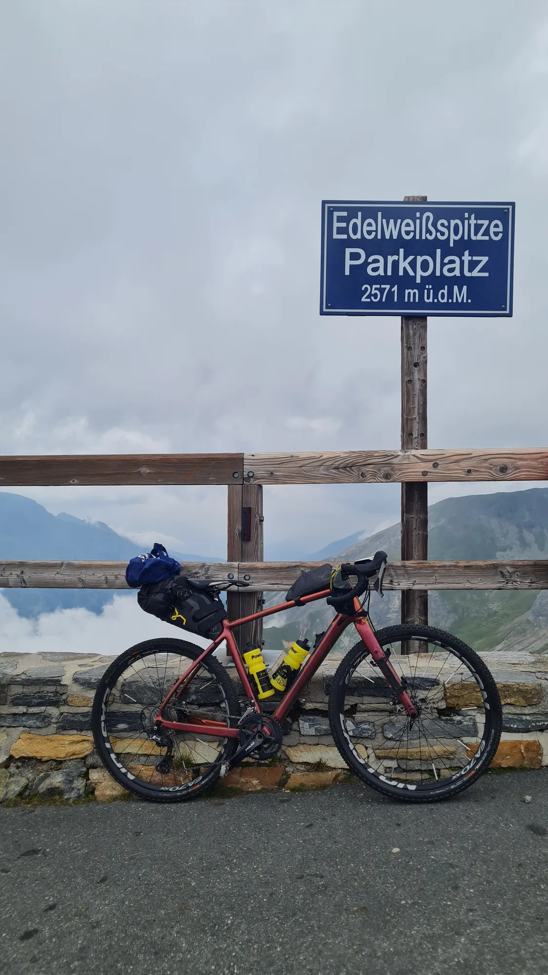 Gravel bike at the sign “Edelweißspitze Parkplatz, 2571 m”