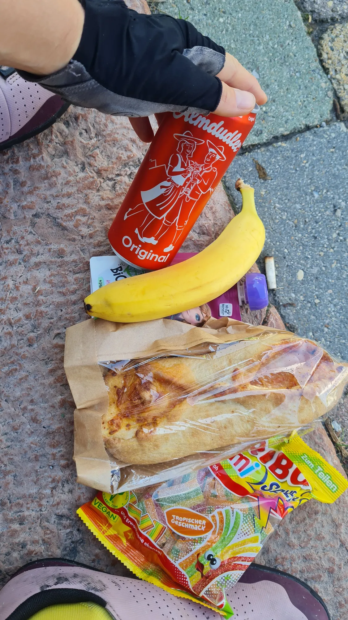 Snacks on the tarmac: gummy bears, a sandwich, a banana and a can of Almdudler