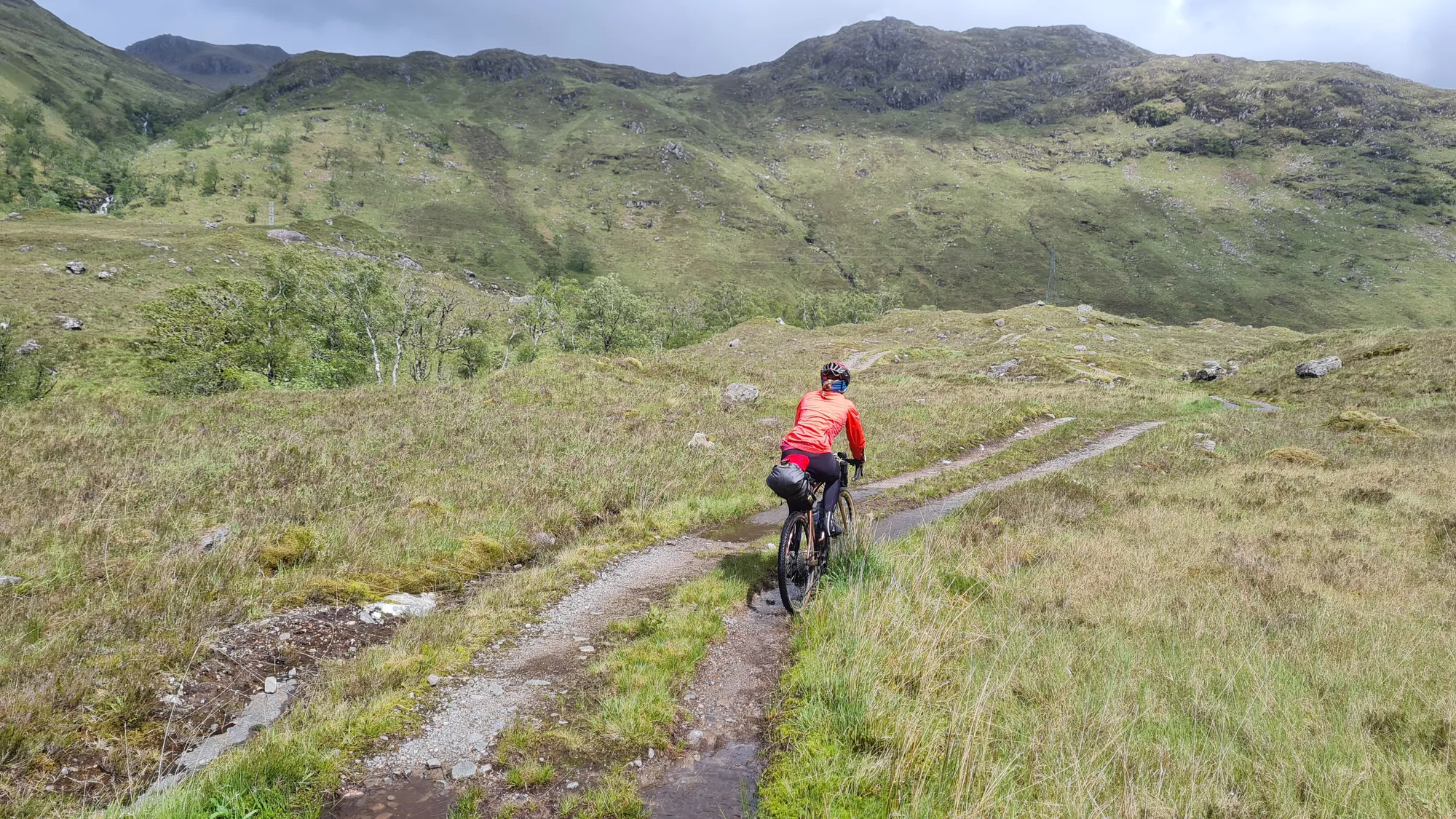 On a double track of gravel and grass through the high valley