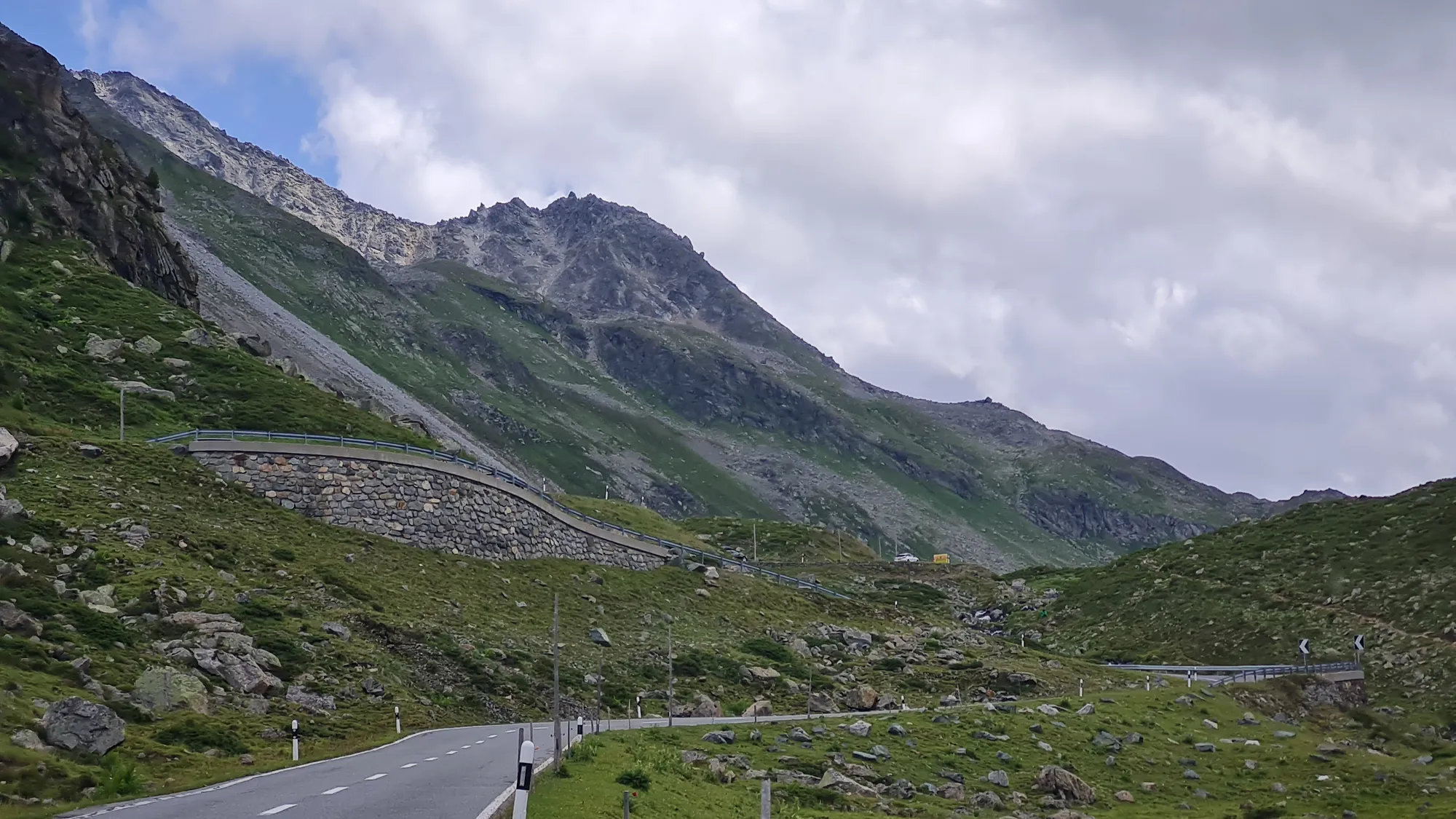Bare rocky slopes on the last kilometres to the Flüelapass