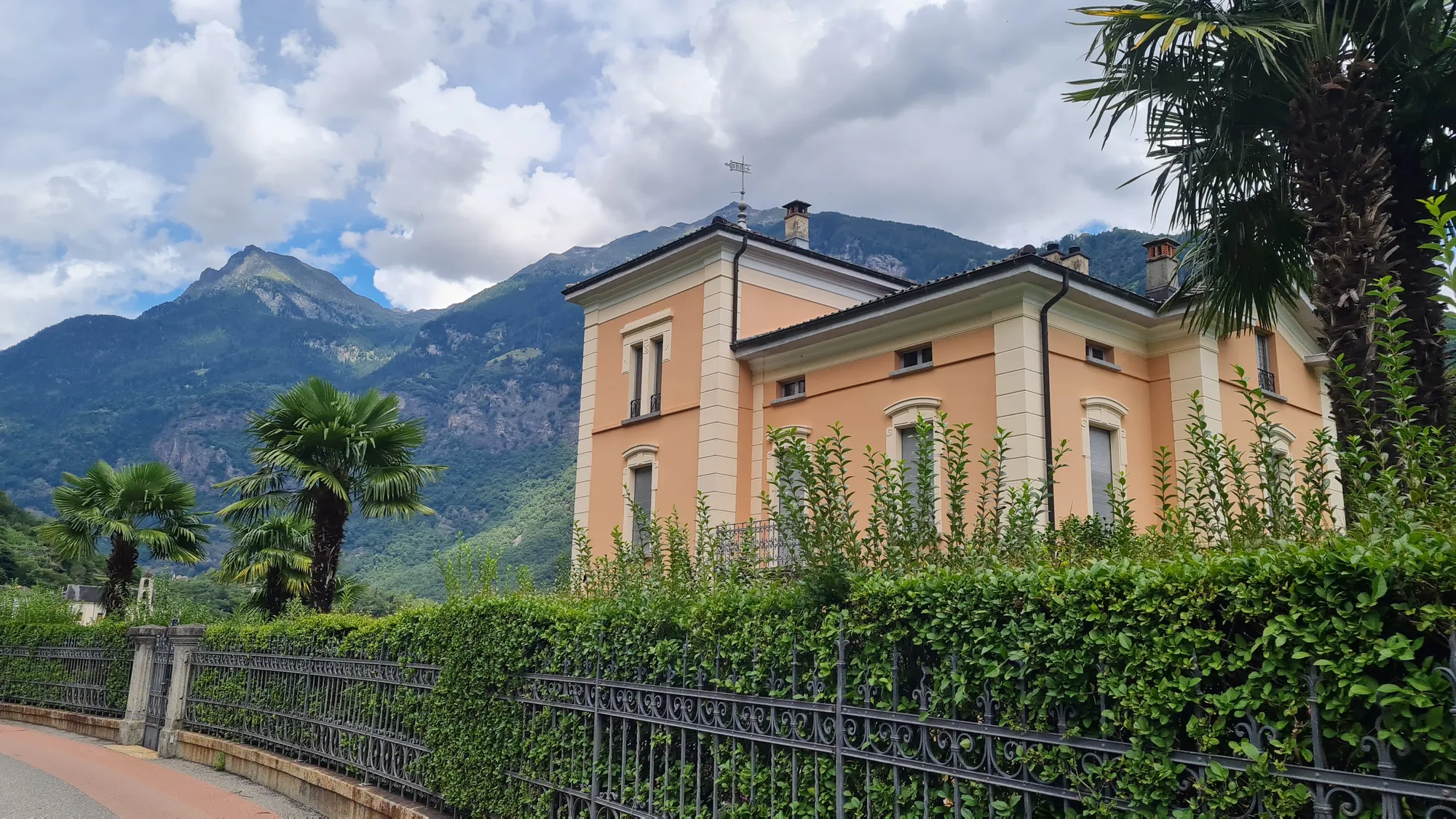 Yellow villa with palm trees in Ticino