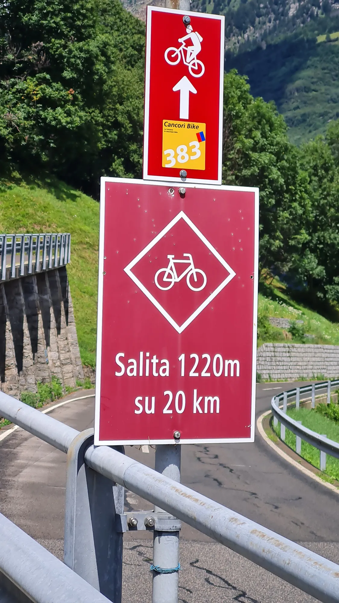 Cycle route sign to the Lukmanier: Salita 1220 m su 20 km