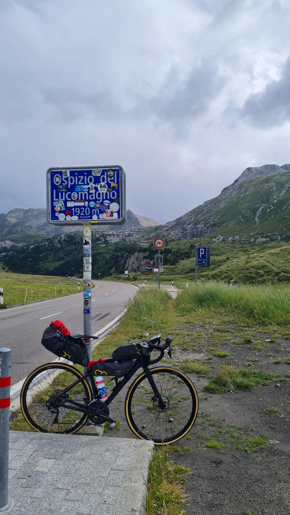Bike at the Lukmanierpass sign