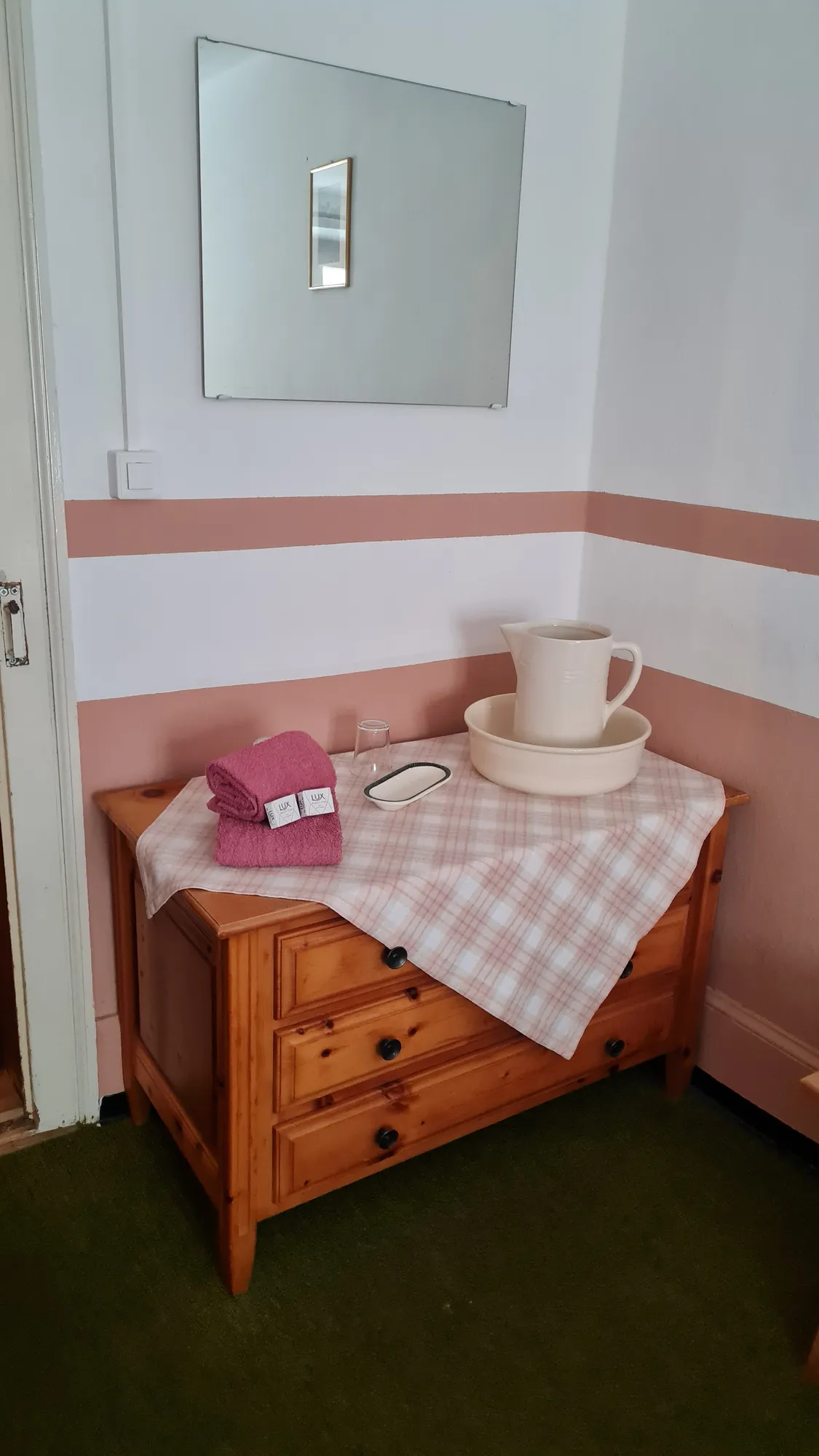 Washstand with basin and jug on a wooden chest of drawers at the Flüela Hospiz
